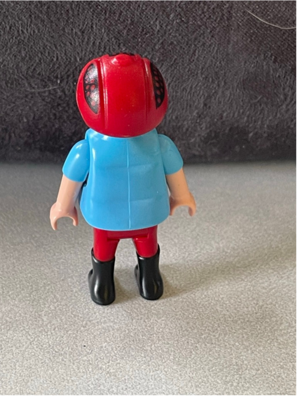 PLAYMOBIL action figure wearing a red helmet and a blue vest - Picture 2 of 2